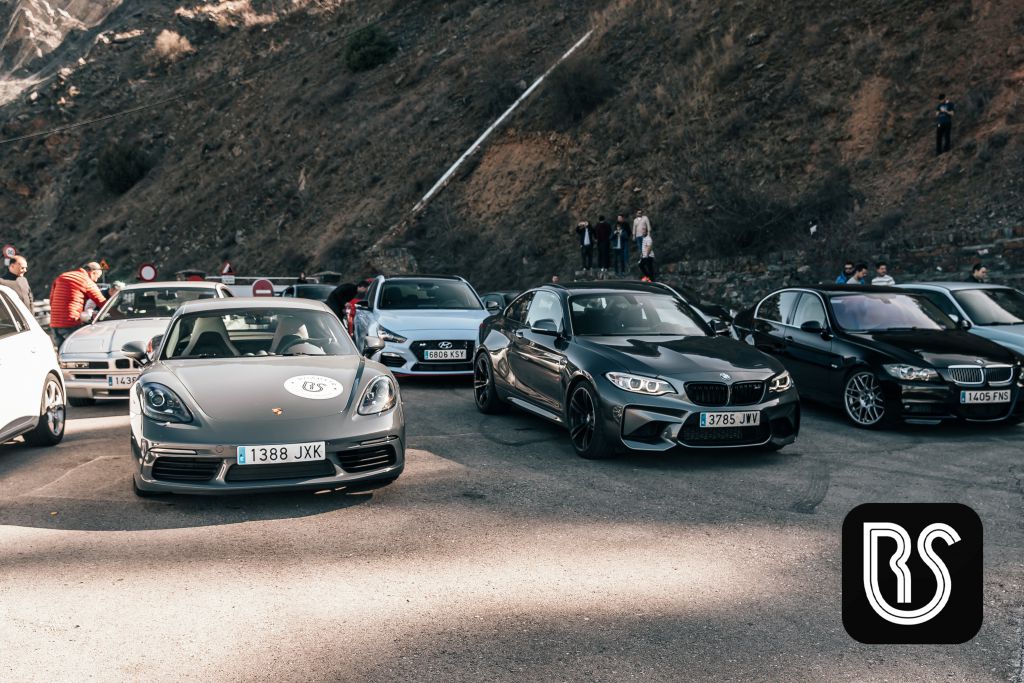 Ruta de coches, amigos felices que les gusta la ruta.