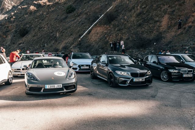 Club de coches de ruta, variedad de coches juntos en una misma ruta en RoadStr