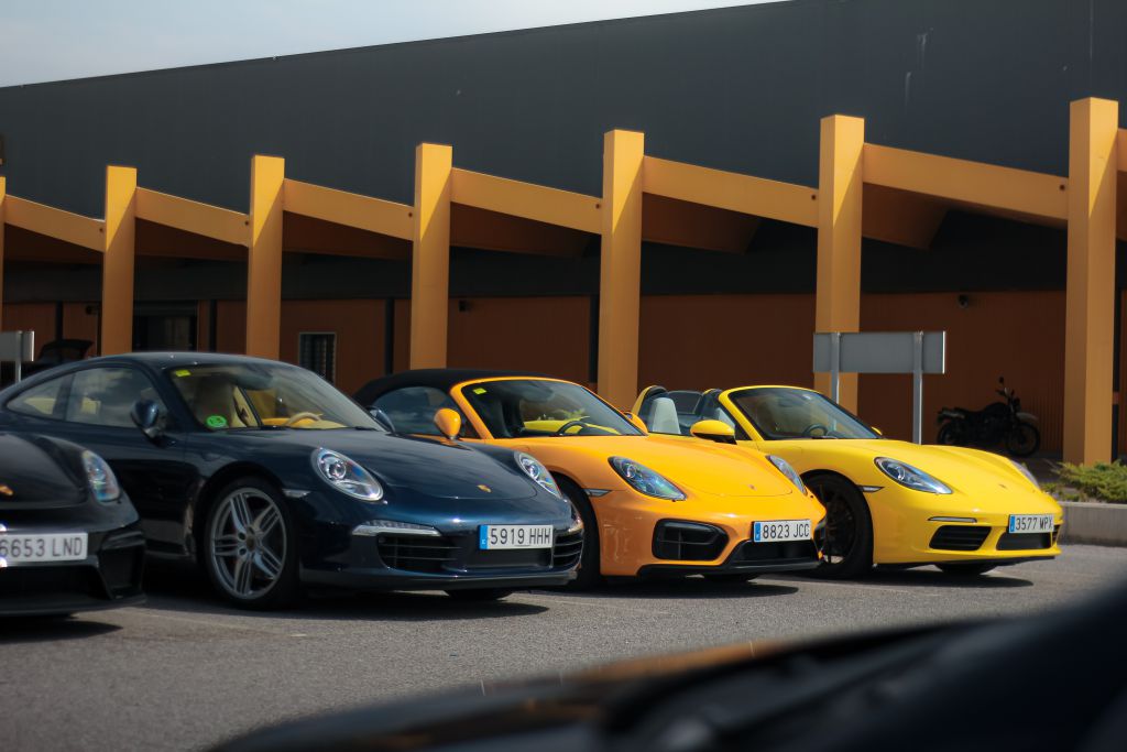 grupo de porsches juntos en un evento