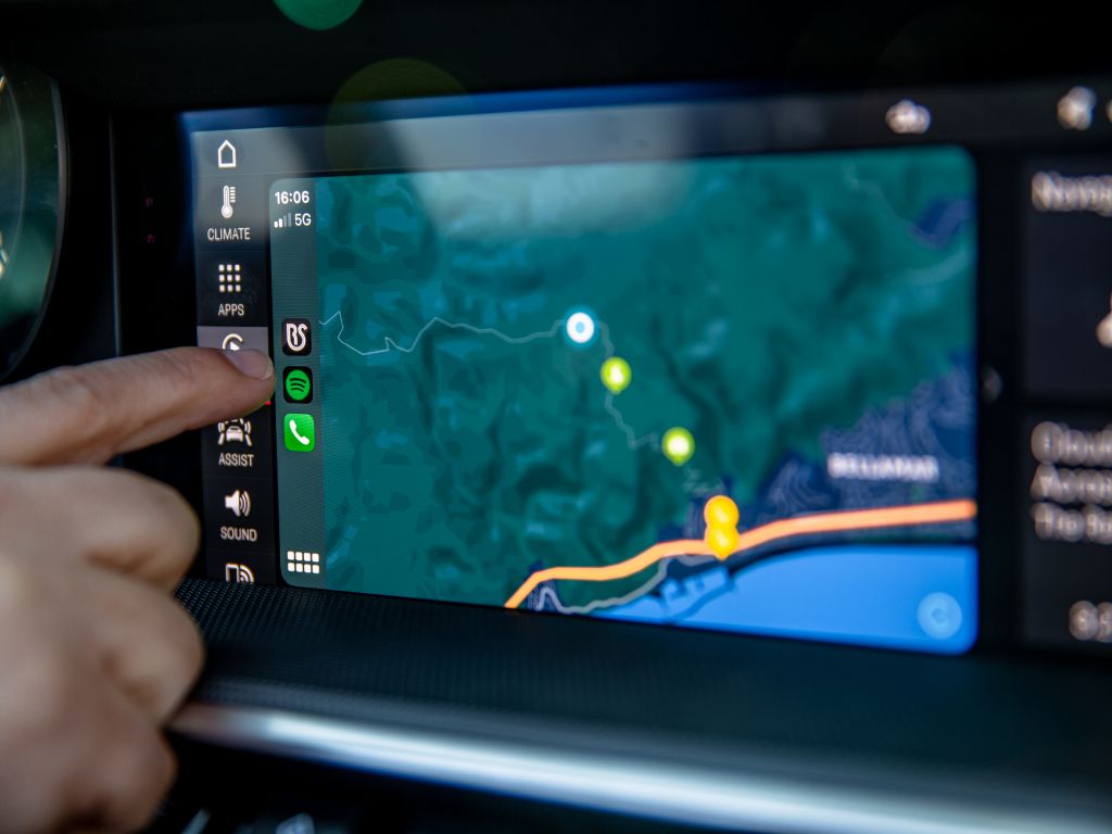 Pantalla en el coche con la app RoadStr abierta